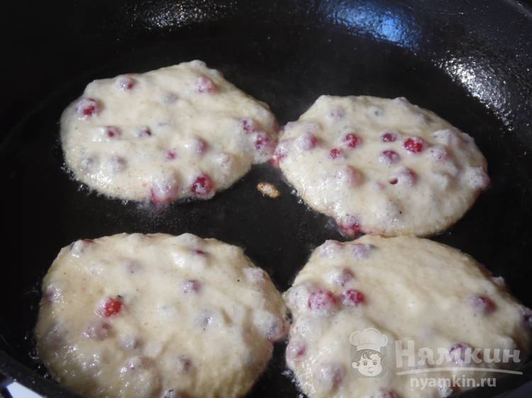Оладьи из манки на сковороде с красной смородиной - фото шаг 5