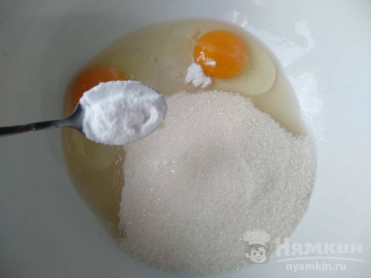 Ванильный пирог с черной смородиной на кефире - фото шаг 2