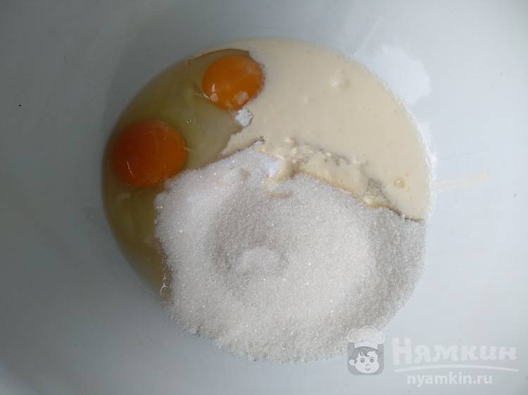 Ванильный пирог с черной смородиной на кефире - фото шаг 3