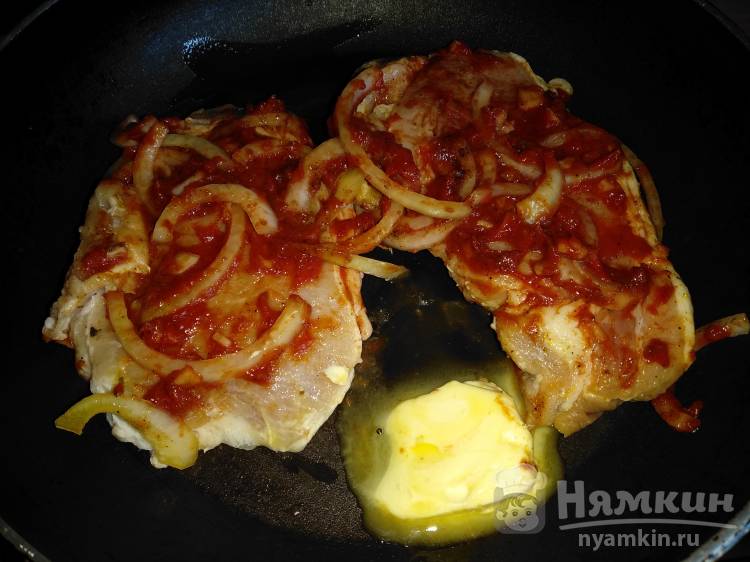 Свинина с луком и чесноком в томатной пасте на сковороде - фото шаг 4