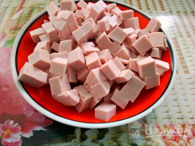 Пицца с колбасой и помидорами на сковороде - фото шаг 1
