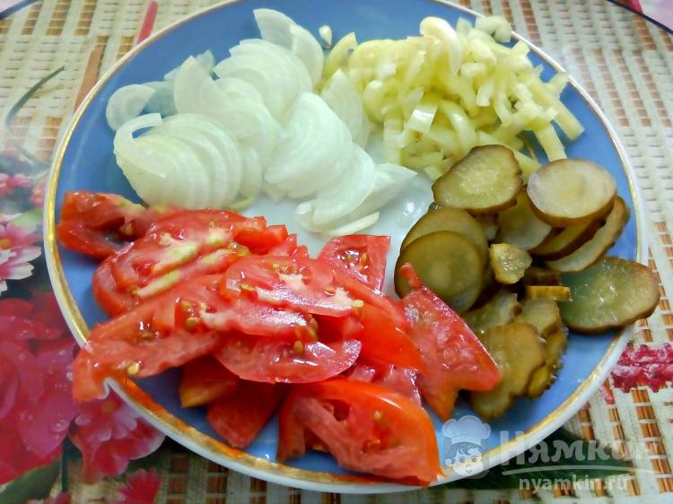 Пицца с колбасой и помидорами на сковороде - фото шаг 2