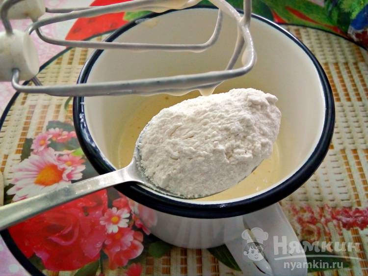 Пицца с колбасой и помидорами на сковороде - фото шаг 5