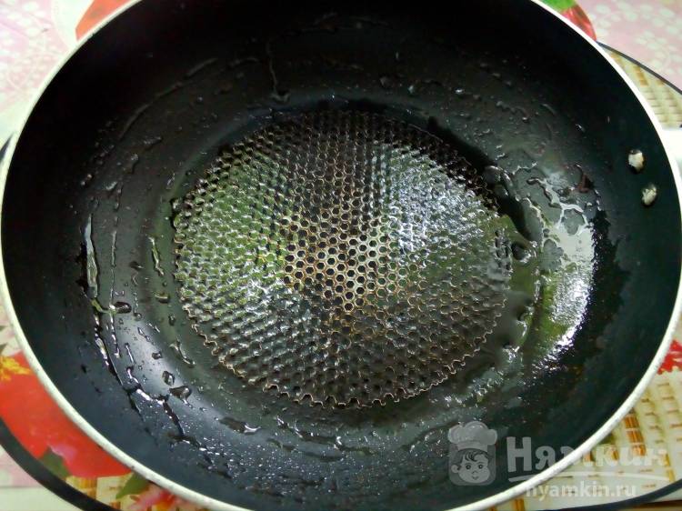 Пицца с колбасой и помидорами на сковороде - фото шаг 6