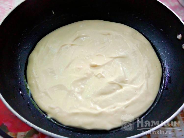 Пицца с колбасой и помидорами на сковороде - фото шаг 7