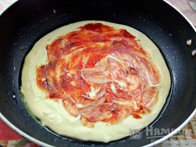 Пицца с колбасой и помидорами на сковороде - фото шаг 8