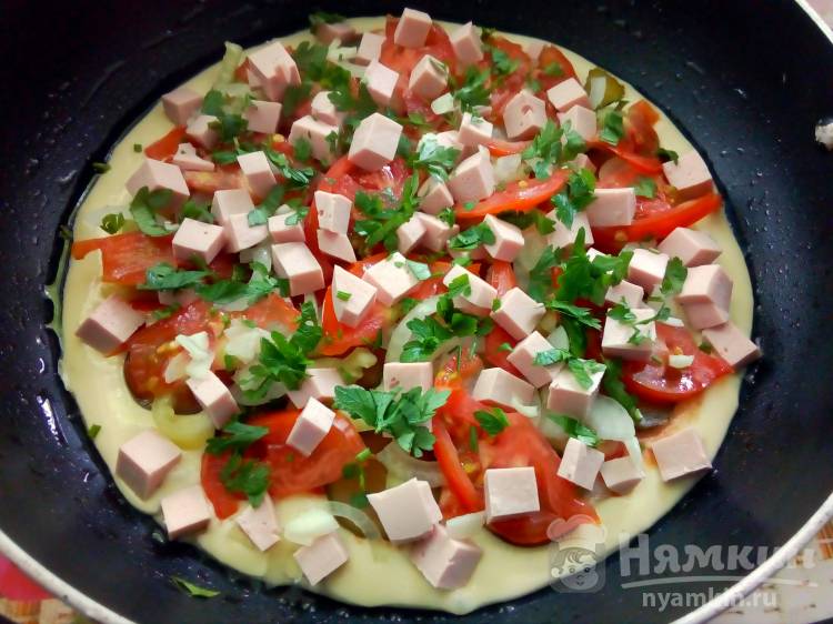 Пицца с колбасой и помидорами на сковороде - фото шаг 9