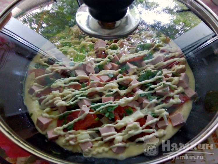 Пицца с колбасой и помидорами на сковороде - фото шаг 10