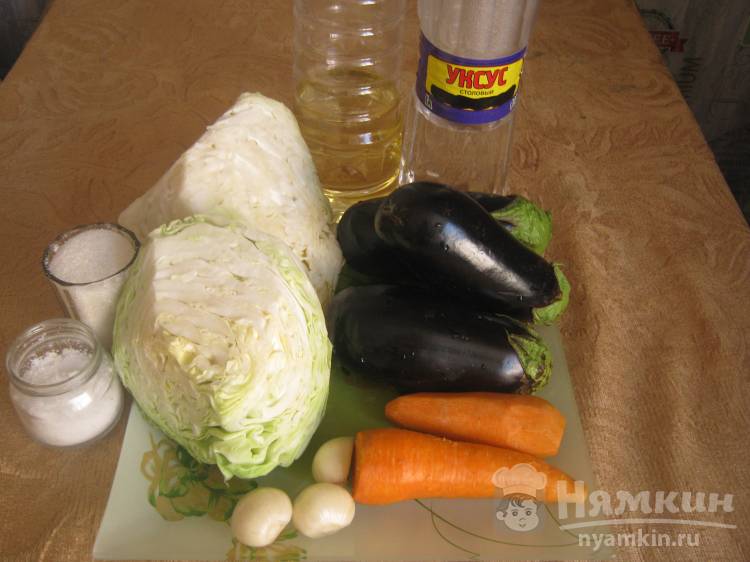 Салат из баклажанов с яйцами и маринованным луком