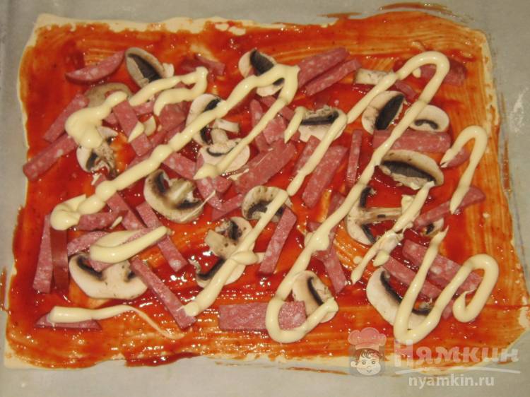 Пицца Без хлопот на слоеном тесте с колбасой и грибами - фото шаг 4
