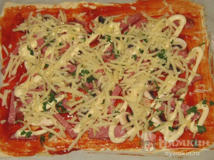 Пицца Без хлопот на слоеном тесте с колбасой и грибами - фото шаг 5