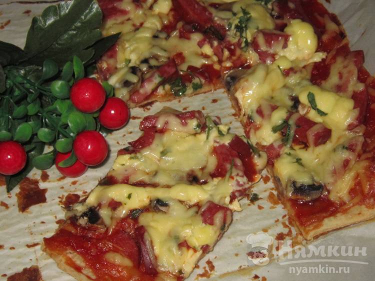 Пицца Без хлопот на слоеном тесте с колбасой и грибами - фото шаг 7