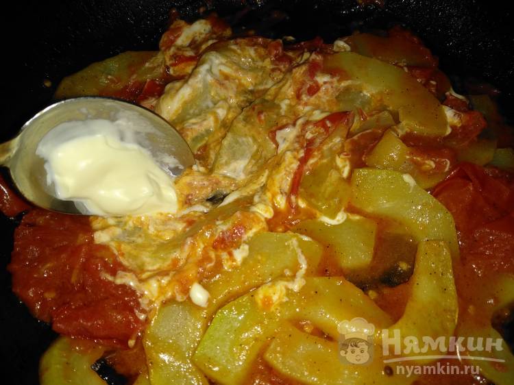 Кабачок тушеный с морковью и луком и майонезом