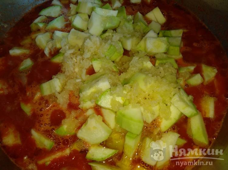 Кабачки с чесноком и луком тушеные в томате на зиму - фото шаг 6