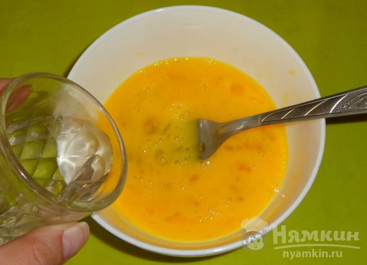 Яичница-болтунья с тыквой и сыром - фото шаг 1