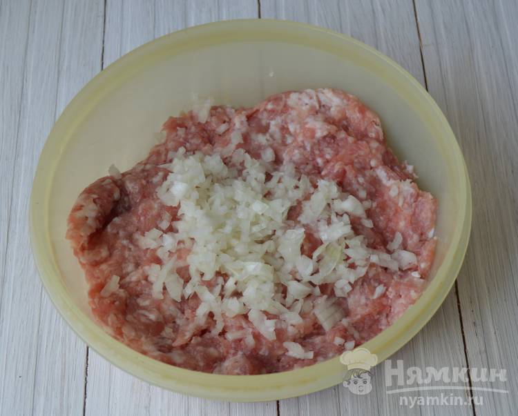 Котлеты из свиного фарша с капустой на сковороде - фото шаг 1