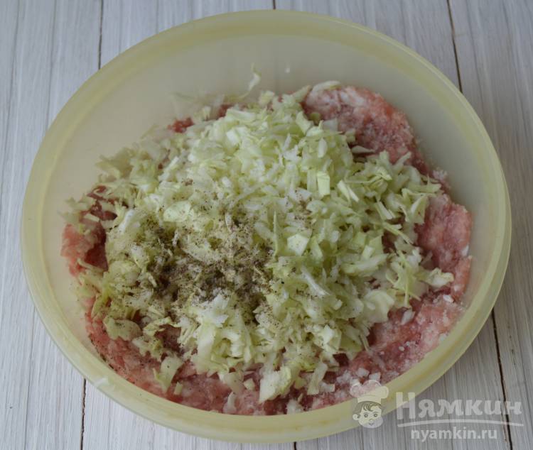 Котлеты из свиного фарша с капустой на сковороде - фото шаг 2