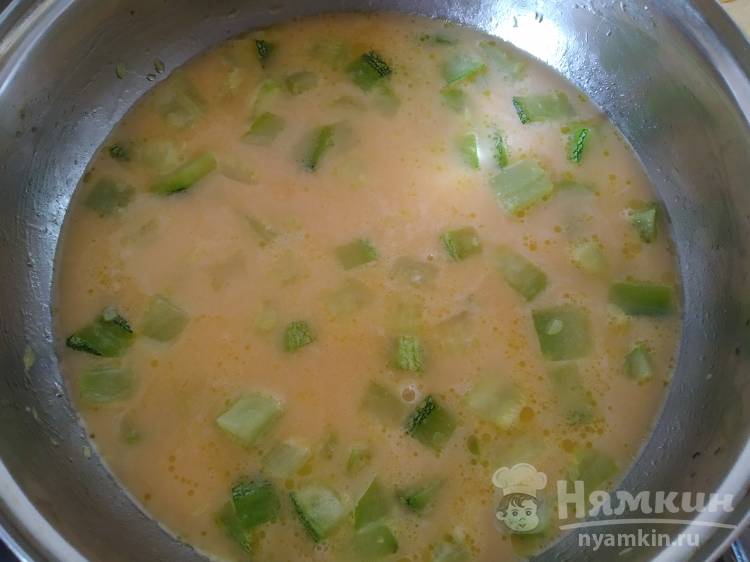 Омлет с кабачками на сковороде - фото шаг 4