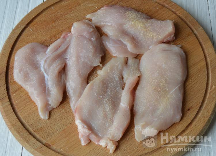 Курица с брокколи запеченная под сливочным соусом - фото шаг 1