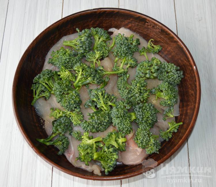 Курица с брокколи запеченная под сливочным соусом - фото шаг 2