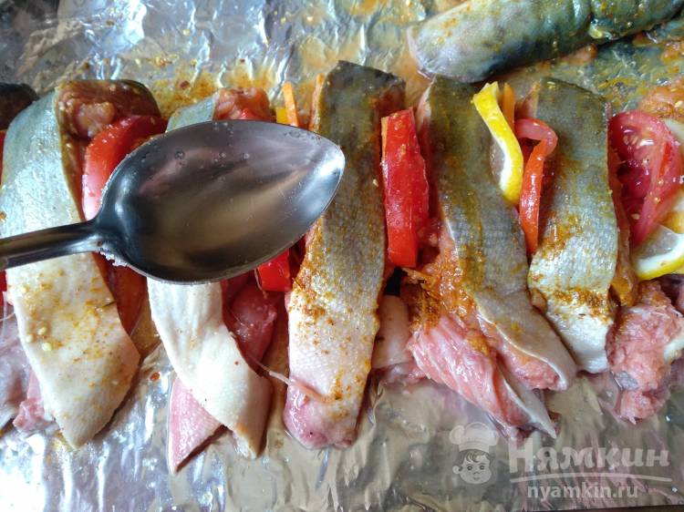 Запеченная горбуша с лимоном, помидором и морковью - фото шаг 3