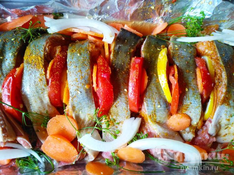 Запеченная горбуша с лимоном, помидором и морковью - фото шаг 4