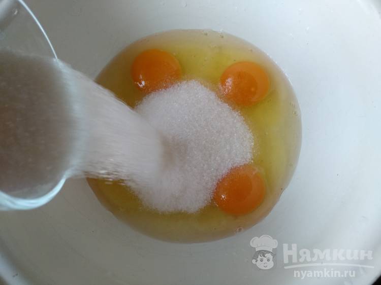 Домашний пирог на сметане с красной смородиной и яблоками - фото шаг 1