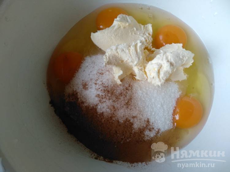 Домашний пирог на сметане с красной смородиной и яблоками - фото шаг 2