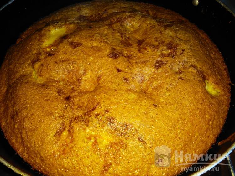 Домашний пирог на сметане с красной смородиной и яблоками - фото шаг 6