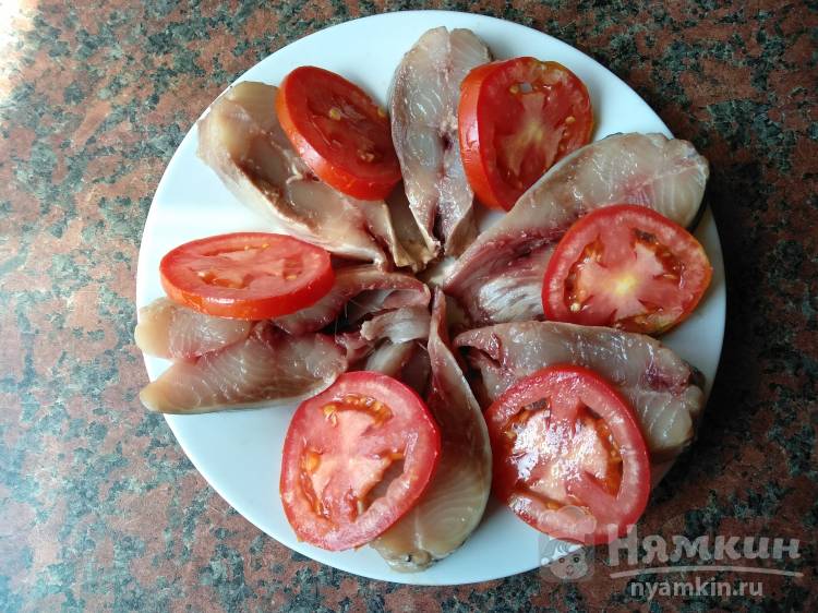 Селедка с помидором, луком и подсолнечным маслом - фото шаг 3