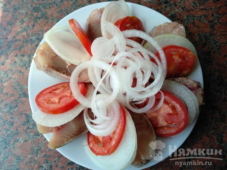 Селедка с помидором, луком и подсолнечным маслом - фото шаг 4