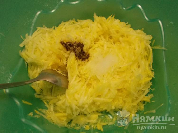 Кабачковые оладьи с луком на сковороде - фото шаг 1