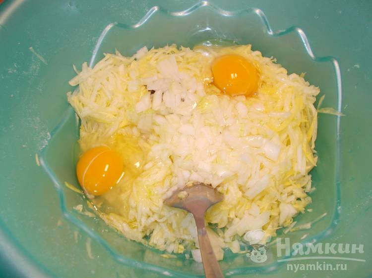 Кабачковые оладьи с луком на сковороде - фото шаг 3
