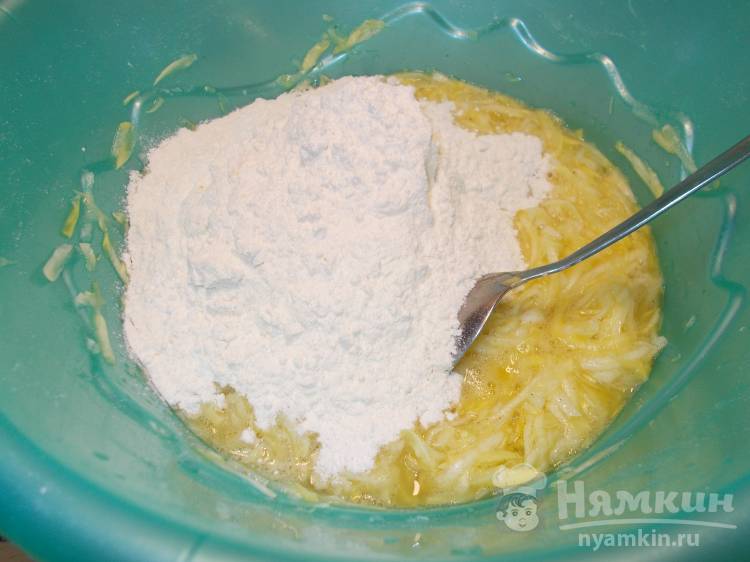 Кабачковые оладьи с луком на сковороде - фото шаг 4