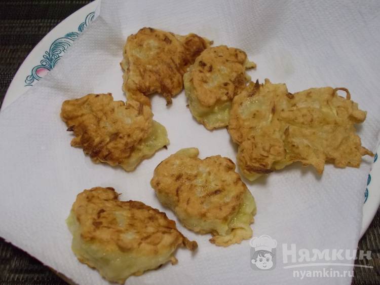 Кабачковые оладьи с луком на сковороде - фото шаг 8