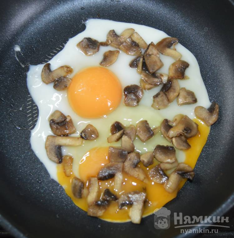  Вкусная яичница с грибами на сковороде - фото шаг 4