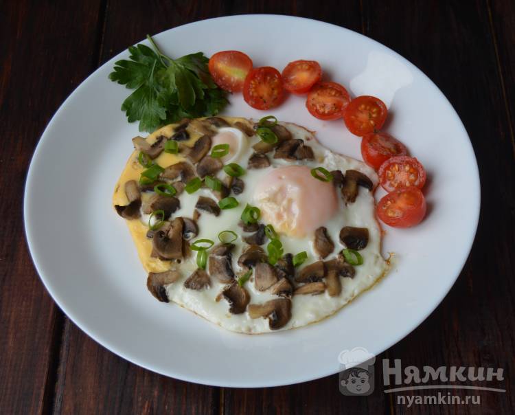  Вкусная яичница с грибами на сковороде - фото шаг 5