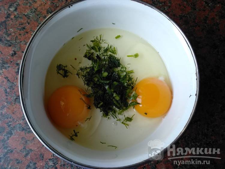 Яичница с укропом жареная в половнике - фото шаг 1