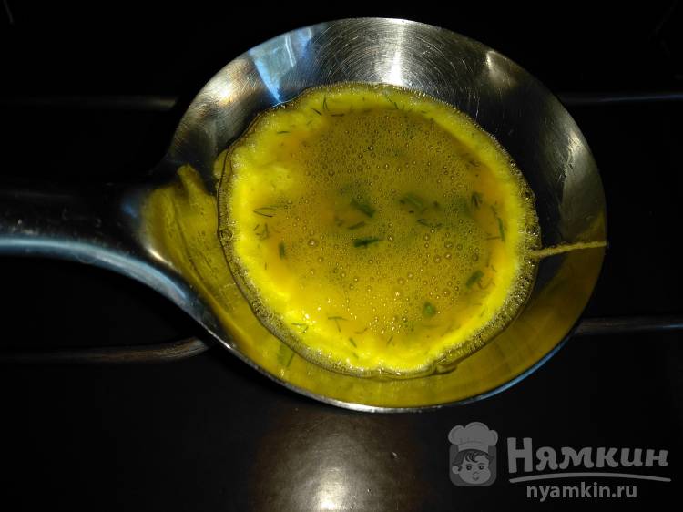 Яичница с укропом жареная в половнике - фото шаг 2
