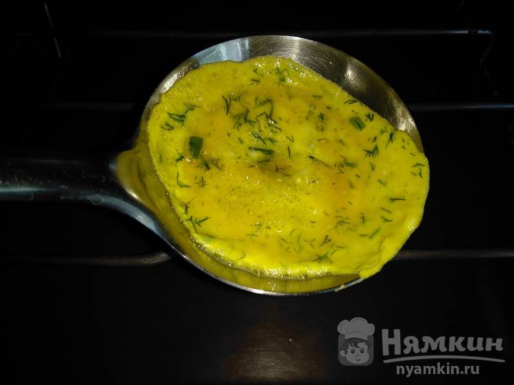Яичница с укропом жареная в половнике - фото шаг 3