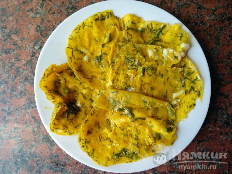 Яичница с укропом жареная в половнике - фото шаг 4
