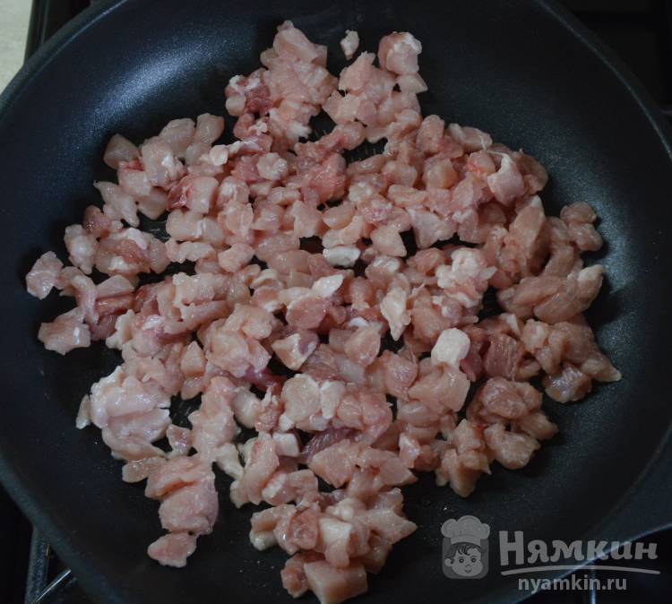  Макароны с рубленой свининой на сковороде  - фото шаг 2