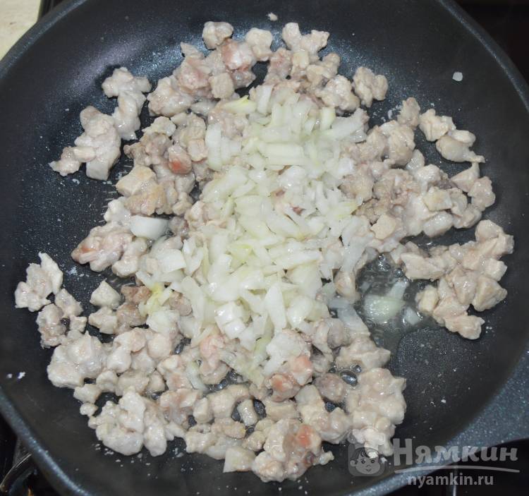  Макароны с рубленой свининой на сковороде  - фото шаг 3