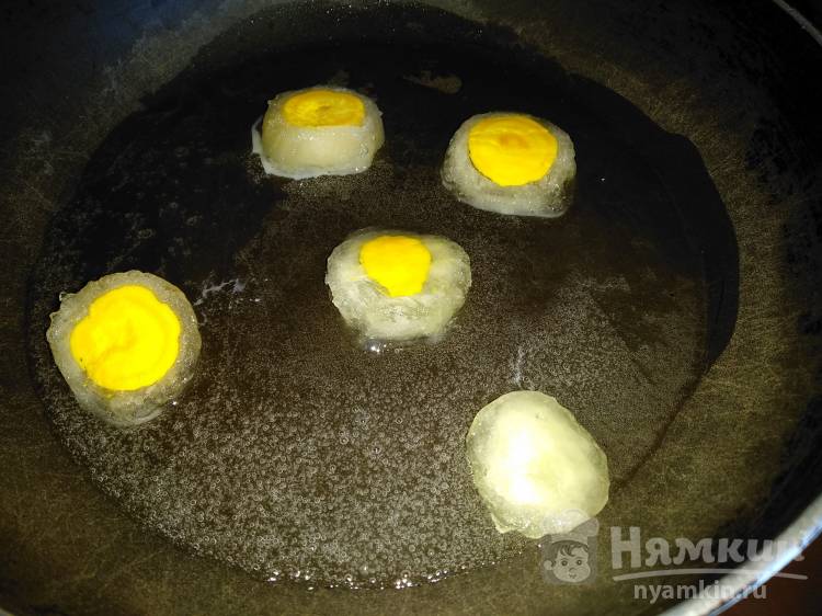 Яичница из замороженного яйца со сливой и луком - фото шаг 3