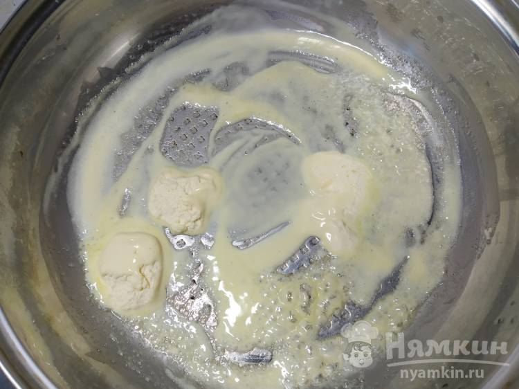 Яичница со сливками на сковороде - фото шаг 2