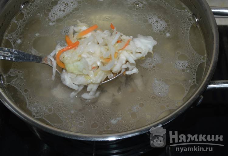 Щи из квашеной капусты на бульоне из индейки - фото шаг 2