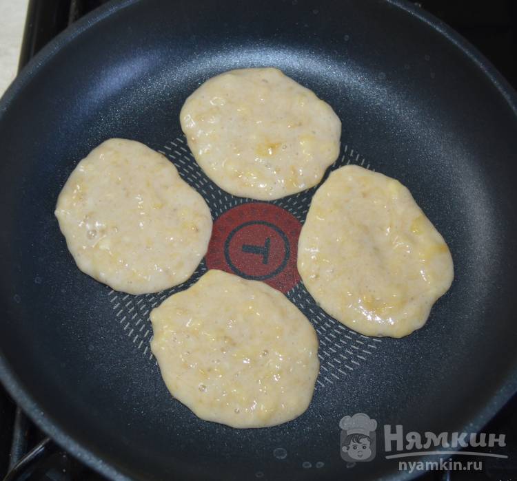 Диетические банановые оладьи на сковороде  - фото шаг 3