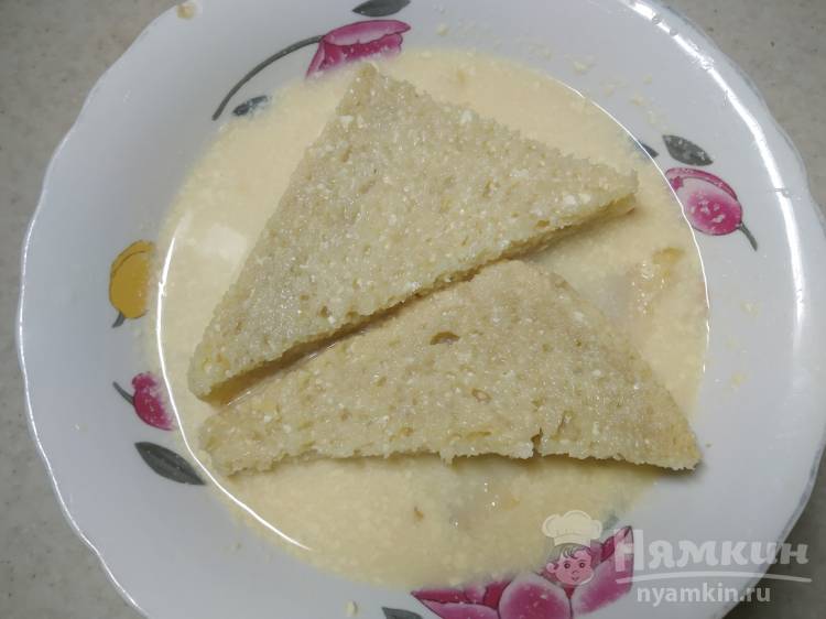 Гренки из деревенского хлеба с яйцом и молоком - фото шаг 3