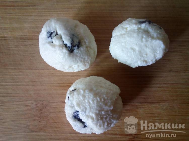 Сладкие творожные шарики с изюмом - фото шаг 5