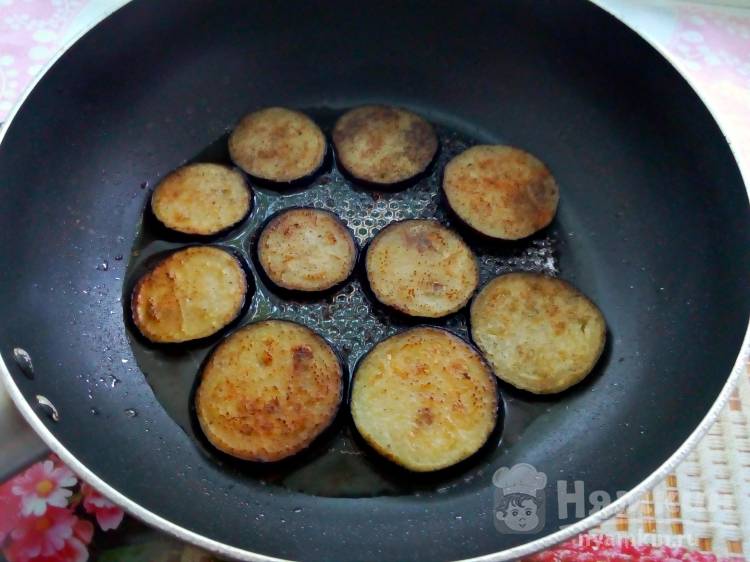 Закуска из помидор, сыра и жареного баклажана на праздничный стол - фото шаг 5